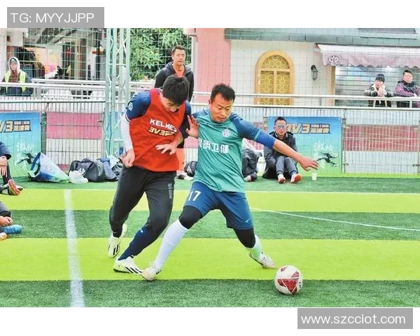 街头足球秀模仿明星技艺挑战展现个人风采与创意激情